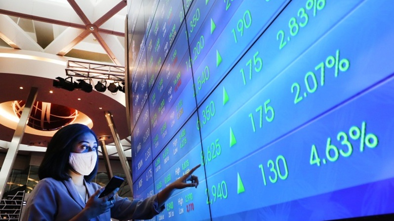 Karyawan melihat monitor pergerakan saham di Bursa Efek Indonesia, Jakarta. Foto ilustrasi: Beritasatu Photo/Uthan AR
