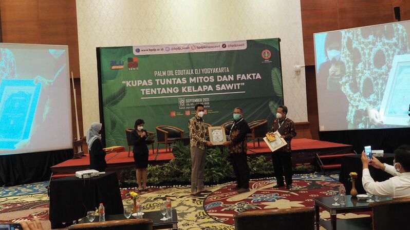 Palm Oil Edutalk dengan tema Kupas Tuntas Mitos dan Fakta Kelapa Sawit yang diselenggarakan oleh BPDPKS dan PGRI Yogyakarta. 