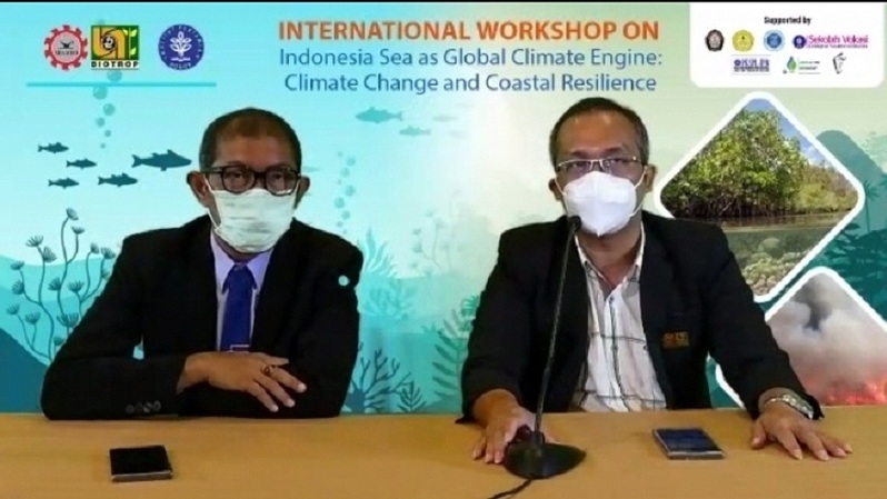 Direktur Seameo Biotrop Zulhamsyah Imran (kiri) bersama Deputi Seameo Biotrop Ferdinan pada kegiatan lokakarya internasional tentang perubahan iklim, di Kota Bogor, Kamis (7/10/2021)