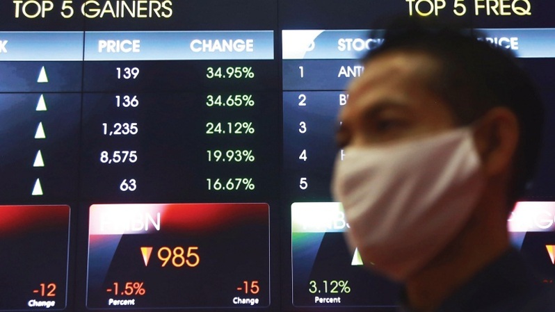 Pengunjung melihat pergerakan harga saham di Bursa Efek Indonesia (BEI) di Jakarta. Foto ilustrasi: BeritaSatu Photo/Mohammad Defrizal