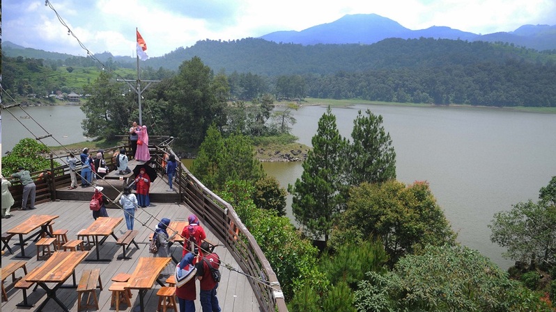 Sejumlah wisatawan menikmati keindahan danau di tempat wisata Situ Patenggang, Jawa Barat, Minggu (17/10/2021). Foto:  BeritaSatu Photo/Mohammad Defrizal 