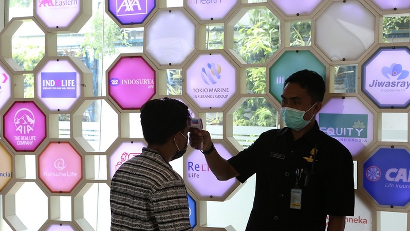 Petugas mengecek suhu karyawan di kantor Asosiasi Asuransi Jiwa Indonesia (AAJI) di Jakarta, beberap waktu lalu. Foto ilustrasi: Beritasatu Photo/Uthan AR