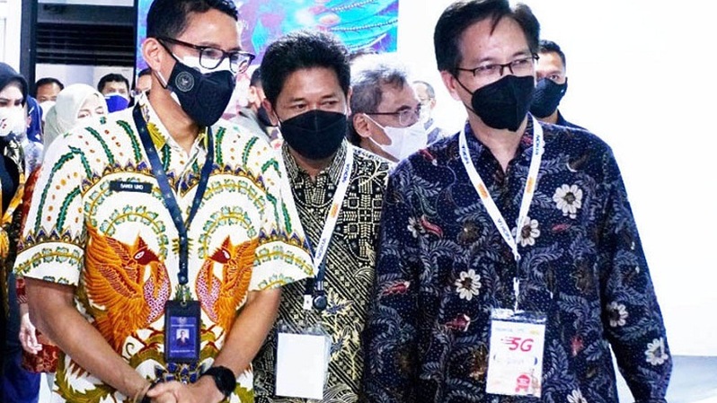 Menparekraf iwisata dan Ekonomi Kreatif Sandiaga Salahuddin Uno (kiri) saat peresmian 5G Expperince Center di ITS Surabaya (16/9/2021). Foto:Istimewa