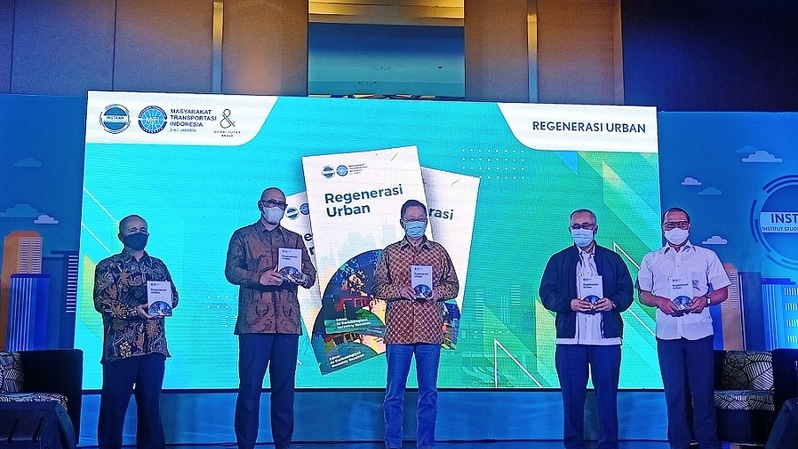Peluncuran buku Regenerasi Urban hasil kolaborasi Instran dengan Masyarakat Transportasi Indonesia (MTI) wilayah DKI Jakarta, Selasa (26/10).  