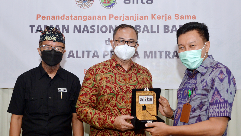 PT Alita Praya Mitra menandatangani kerja sama pembangunan sarana komunikasi dengan Taman Nasional Bali Barat. (IST) 