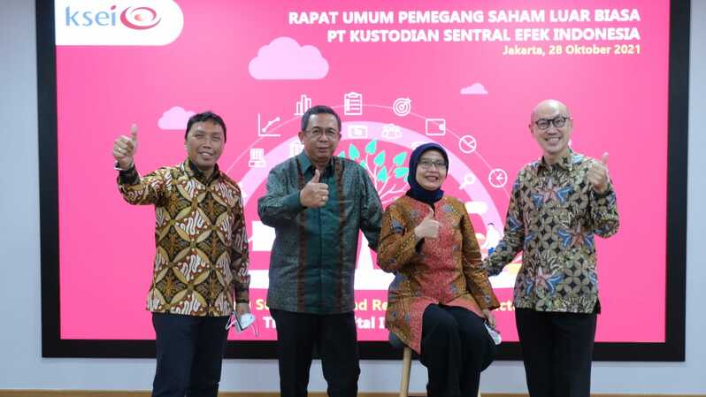 Kiri ke kanan : Syafruddin (Direktur KSEI), Uriep Budhi Prasetyo (Direktur Utama), Dian Fithri Fadila (Komisaris KSEI), dan Supranoto Prajogo (Direktur KSEI) usai RUPS KSEI 2021 di Jakarta, Kamis (28/10/2021).