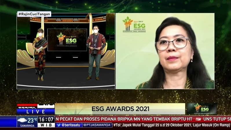 Istini Siddharta, Direktur Utama ANJ saat menerima penghargaan ESG Award 2021