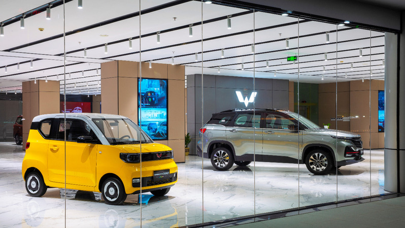 Mobil listrik Hongguang Mini EV (kiri) ditampilkan di Wuling Center. (ist)