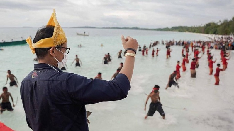 Menparekraf Sandiaga Salahuddin Uno mengunjungi Pantai Ngurbloat yang ada di Desa Wisata Ngilngof, Kecamatan Manyeuw, Kabupaten Maluku Tenggara, Maluku yang memiliki pasir putih sehalus bedak.
