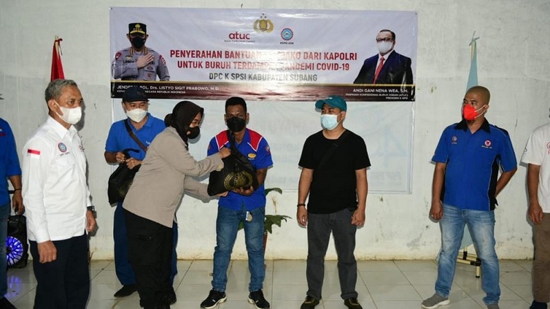 Bantuan sembako dari Kapolri Jenderal Listyo Sigit Prabowo yang bersinergi dengan KSPSI akan terus dilanjutkan di 18 kawasan buruh di seluruh Indonesia. 