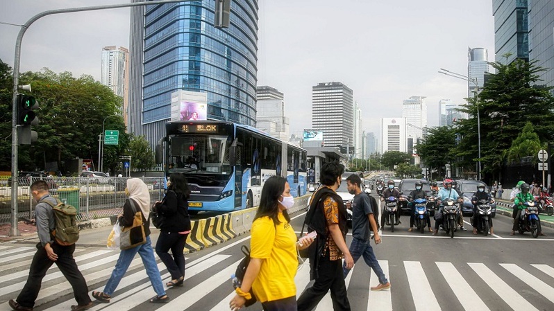 Sejumlah pejalan kaki dan pengguna kendaraan bermotor di jalan Sudirman, Jakarta, belum lama ini. (Foto ilustrasi: BeritaSatuPhoto/Joanito De Saojoao)