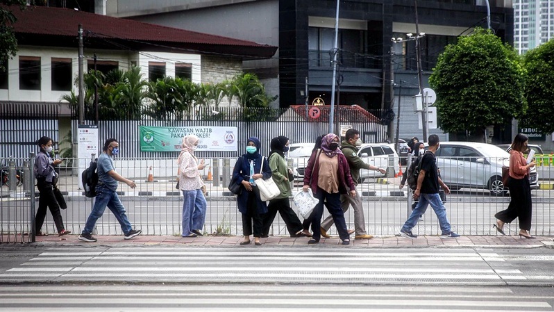 Sejumlah pejalan kaki dan pengguna kendaraan bermotor melintas saat PPKM level 1 di jalan Sudirman, Jakarta, Selasa (2/11/2021).  Foto ilustrasi: BeritaSatuPhoto/Joanito De Saojoao. 