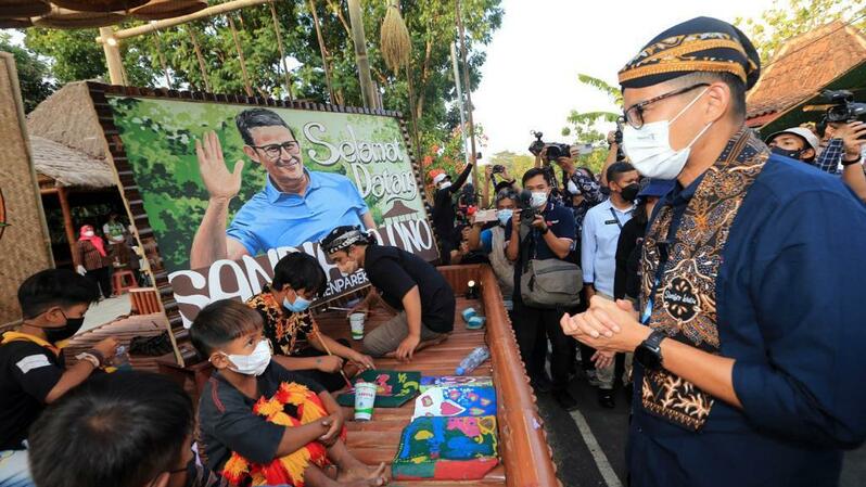 Menteri Pariwisata dan Ekonomi Kreatif, Sandiaga Uno saat berkunjung ke Sumberbulu, Mojogedang, Karanganyar.