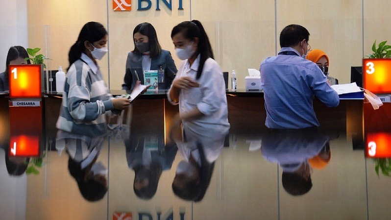 Aktivitas perbankan di salah satu kantor BNI. . Foto: InvestorDaily/David