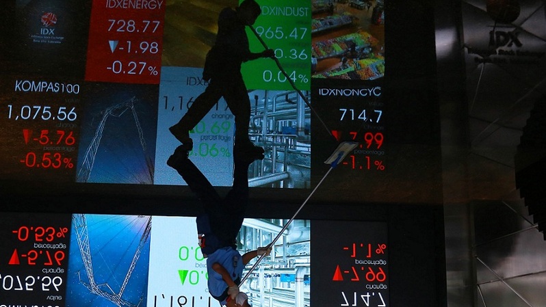 Pekerja beraktivitas di depan layar eletronik yang menampilkan pergerakan harga saham di Bursa Efek Indonesia (BEI) di Jakarta. Foto ilustrasi:  BeritaSatu Photo/Mohammad Defrizal
