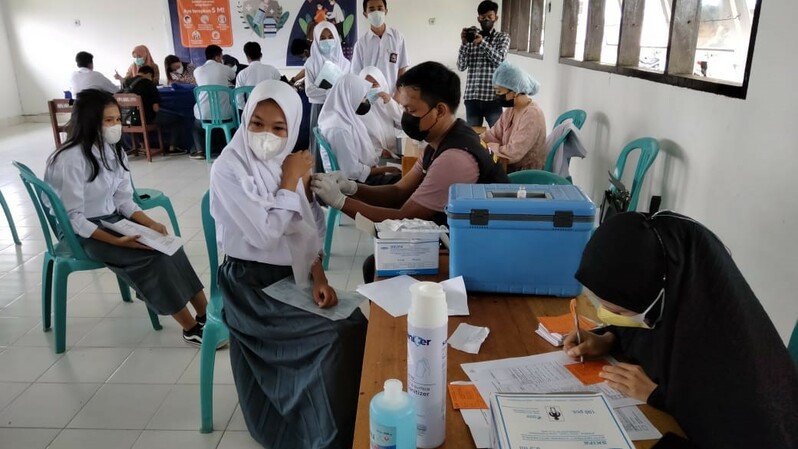 Kegiatan vaksinasi dosis pertama yang didukung oleh Allianz Indonesia melalui Yayasan Allianz Peduli diberikan kepada anak usia12-17 tahun, dan penyandang disabilitas di mana pemberian vaksin dosis kedua akan dilanjutkan oleh Dinas Kesehatan setempat. ( Foto: Istimewa )