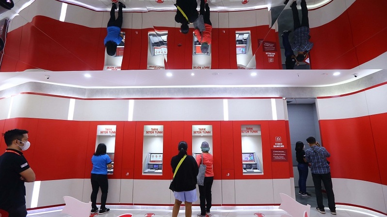Sejumlah nasabah melakukan transaksi menggunakan mesin anjungan tunai mandiri (ATM) di Jakarta. Foto ilustrasi: BeritaSatu Photo/Mohammad Defrizal