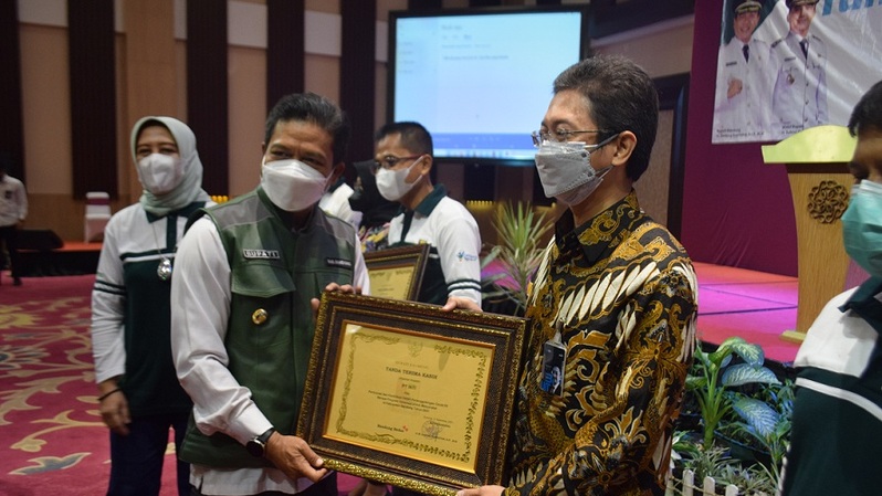 Penghargaan itu diserahterimakan langsung oleh Bupati Bandung Dadang Supriatna pada Direktur Keuangan dan Manajemen Risiko PT INTI (Persero) Tri Hartono Rianto, pada momen Peringatan Hari Kesehatan Nasional, di Soreang, Kabupaten Bandung, Jumat (12/11). 