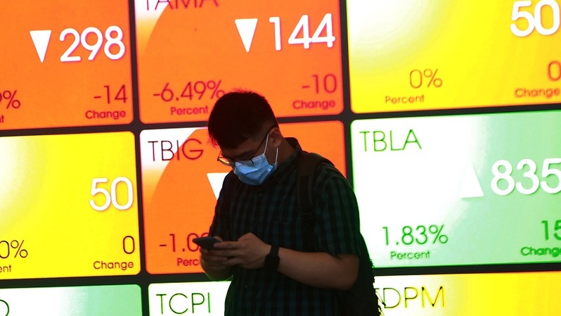 Pengunjung menggunakan telepon pintar di Bursa Efek Indonesia (BEI), di Jakarta. Foto ilustrasi: BeritaSatu Photo/Mohammad Defrizal