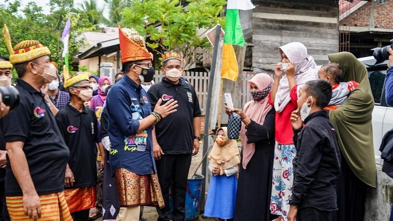 Menparekraf Sandiaga Uno saat berkunjung ke Desa Wisata Nusa, Kecamatan Lhoknga, Kabupaten Aceh Besar, Aceh