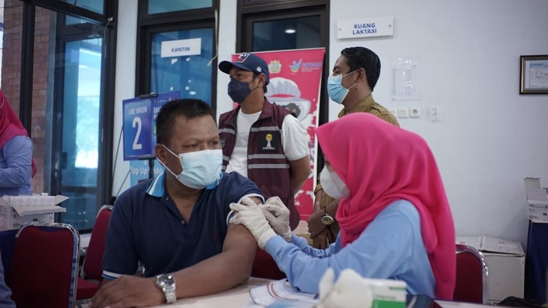 Vaksinasi dosis 2 kepada 10.000 warga yang digelar BPD HIPMI Jatim di Pelabuhan Gresik, Selasa (16/11/2021). Foto: Istimewa