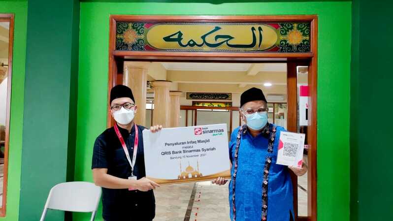 Bank Sinarmas Syariah melaksanakan kegiatan peduli masjid dengan menyalurkan infaq ke 25 Masjid di Kota dan Kabupaten Bandung, menggunakan layanan digital QRIS.