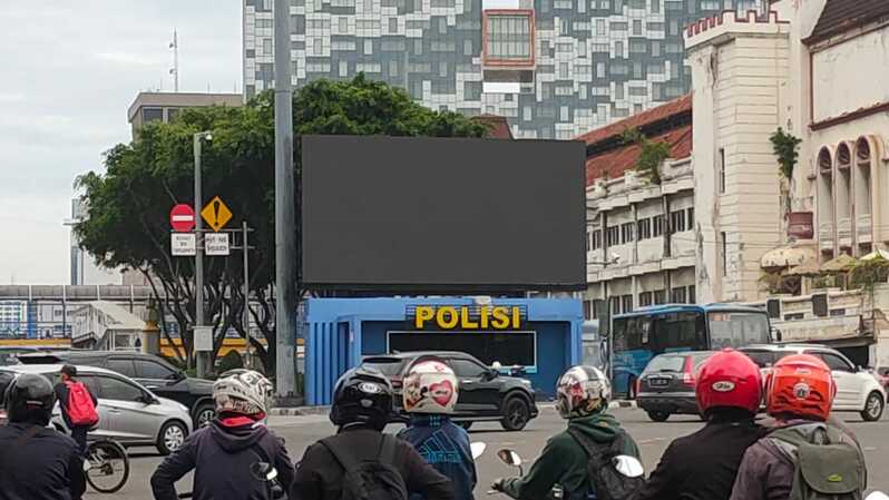 Rencana penempatan papan reklame di pos polisi Harmoni Jakarta. 