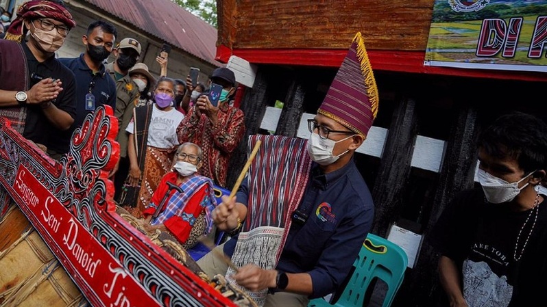 Menteri Pariwisata dan Ekonomi Kreatif (Menparekraf) Sandiaga Salahuddin Uno sambangi Sanggar Delloid yang ada di Desa Wisata Tipang di Kecamatan Baktiraja, Kabupaten Humbang Hasundutan (Humbahas), Provinsi Sumatera Utara (Sumut).