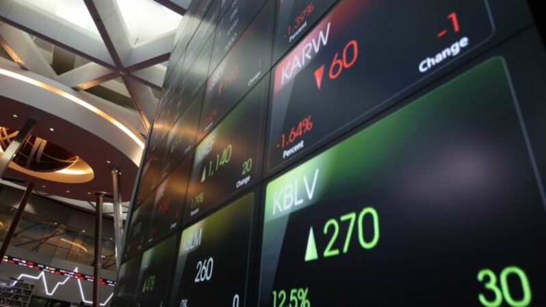 Layar elektronik menampilkan pergerakan harga saham di Bursa Efek Indonesia (BEI) di Jakarta.  Foto ilustrasi: BeritaSatu Photo/Mohammad Defrizal 
