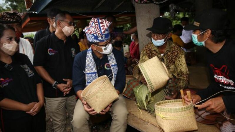 Menparekraf Sandiaga Uno mengunjungi Desa Wisata Kole Sawangan, Tana Toraja, Sulawesi Selatan yang dikenal memiliki potensi wisata dari kerajinan seni anyaman bambu. 