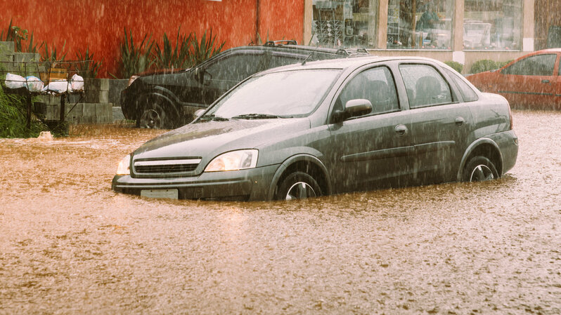 Ilustrasi mobil terendam banjir. ( Foto: Istimewa )