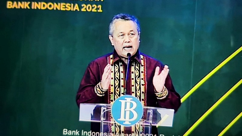 Gubernur Bank Indonesia (BI) Perry Warjiyo memberikan paparan tentang Bangkit dan Optimis: Sinergi dan Inovasi untuk Pemulihan Ekonomi dalam Pertemuan Tahunan Bank Indonesia 2021, Rabu (24/11/2021). Foto: Investor Daily/Primus Dorimulu