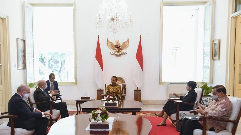 Presiden Joko Widodo  menerima kunjungan kehormatan Menlu Prancis, Jean-Yves Le Drian, di Istana Merdeka, Jakarta. Foto: BPMI Setpres/Rusman