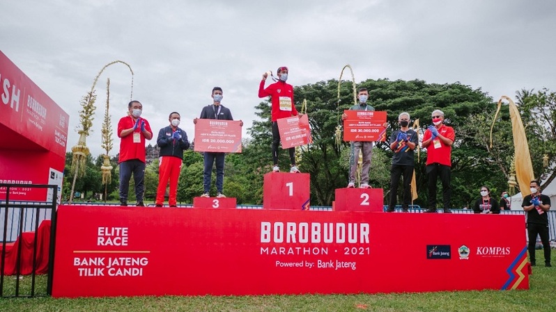 Agus Prayogo dan Odekta Naibaho berhasil meraih gelar male winner dan female winner dalam Borobudur Marathon Elite Race 2021 