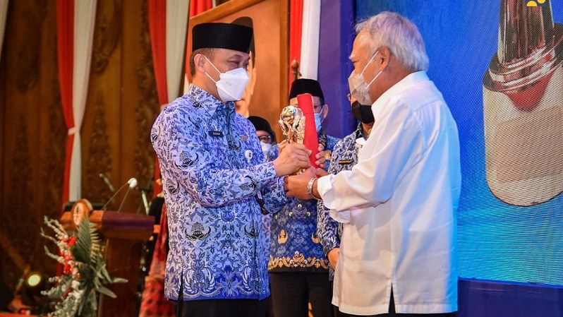 Ketua Umum Dewan Pengurus Korpri Nasional Zudan Arif Fakrulloh (kiri) bersama Menteri PUPR Basuki Hadimuljono.  
