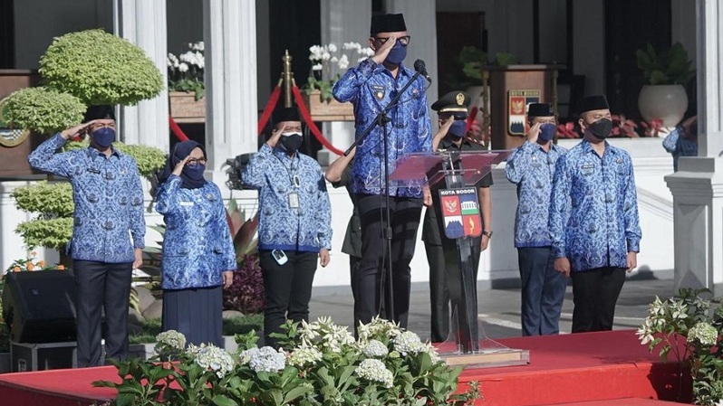 Wali Kota Bogor Bima Arya saat memimpin peringatan HUT ke-50 Korps Pegawai Republik Indonesia (KORPRI), di Balai Kota, Senin (29/11/2021). 