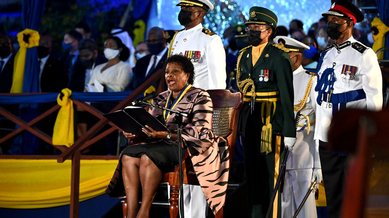 Presiden Barbados, Dame Sandra Mason, berpidato dalam upacara pelantikan presiden di Heroes Square, Bridgetown, Barbados, pada 30 November 2021. ( Foto: JEFF J MITCHELL / GETTY IMAGES NORTH AMERICA / Getty Images via AFP )