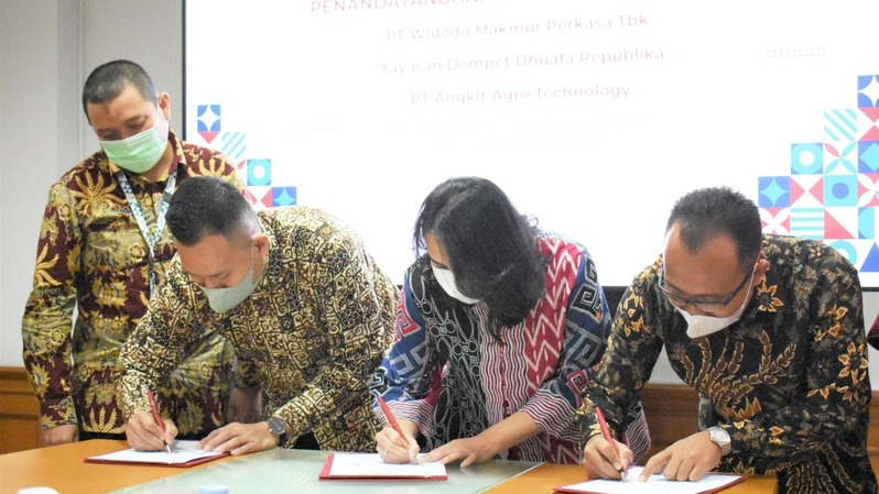 Penandatanganan MoU PT Widodo Makmur Perkasa Tbk dengan Angkit Agro Technology dan Dompet Dhuafa sebagai mitra strategis Perusahaan dalam pengembangan digitalisasi sektor peternakan & pertanian.