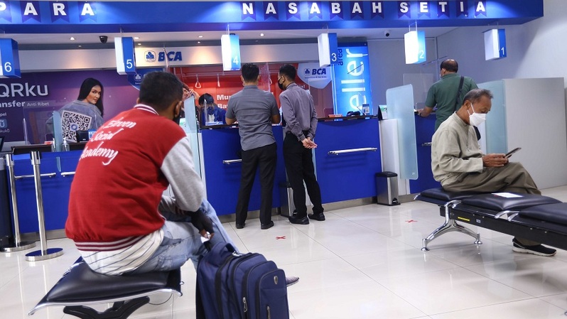 Nasabah antre melakukan transaksi di salah satu kantor bank BCA  di Jakarta. Foto ilustrasi:  BeritaSatu Photo/Mohammad Defrizal
