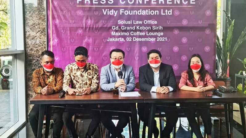 Solusi Law Office kuasa hukum Vidy Foundation Ltd  saat konferensi pers di Maximo Coffee Lounge Jakarta Pusat, Kamis (2/12).
