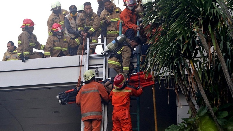 Sejumlah petugas pemadam kebakaran dengan peralatan lengkap melakukan evakuasi korban terjebak saat terjadi kebakaran di lantai 2 dan 3 gedung Cyber, Kuningan, Jakarta Selatan, Kamis (2/12/2021).  Foto; BeritaSatuPhoto/Joanito De Saojoao
