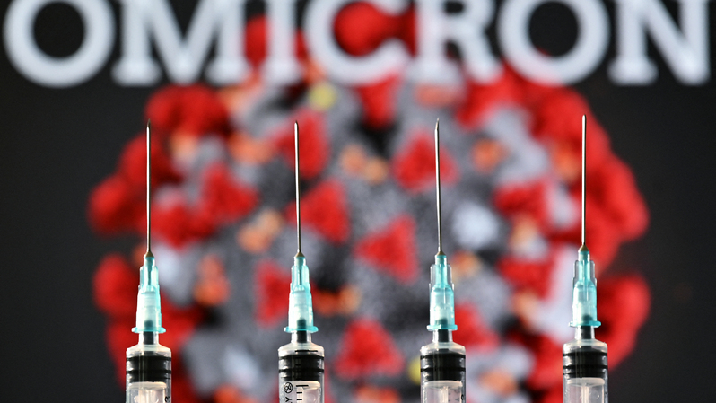 Ilustrasi empat jarum suntik dengan latar belakang kata Omicron yang merupakan varian baru dari virus corona Covid-19. ( Foto: Justin Tallis / AFP )