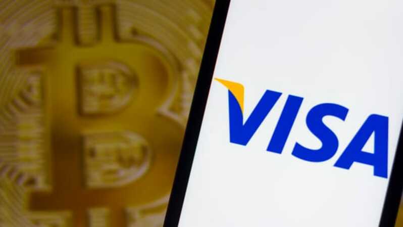 Logo Visa pada smartphone dengan latar belakang logo bitcoin. ( Foto: Rafael Henrique / SOPA Images / LightRocket / Getty Images )