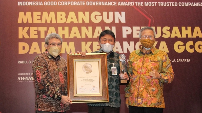 Penghargaan itu diserahkan kepada Direktur Human Capital dan Kepatuhan BNI Bob Tyasika Ananta di acara Indonesia Most Trusted Companies 2020 