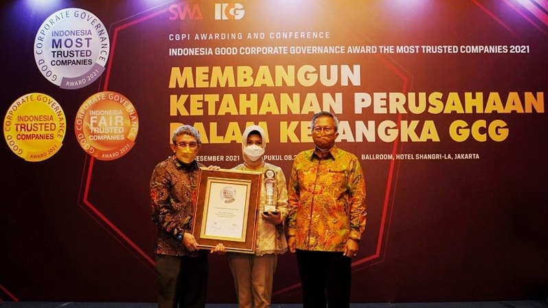 Direktur Human Capital & Compliance PT Bank Syariah Indonesia Tbk (BSI), Tribuana Tunggadewi (tengah) saat mewakili BSI untuk menerima penghargaan INDONESIA MOST TRUSTED COMPANIES dalam acara Corporate Governance Perception Index (CGPI) Award 2021 yang mengambil tema Membangun Ketahanan Perusahaan Dalam Kerangka GCG di Jakarta, Rabu (8/12).