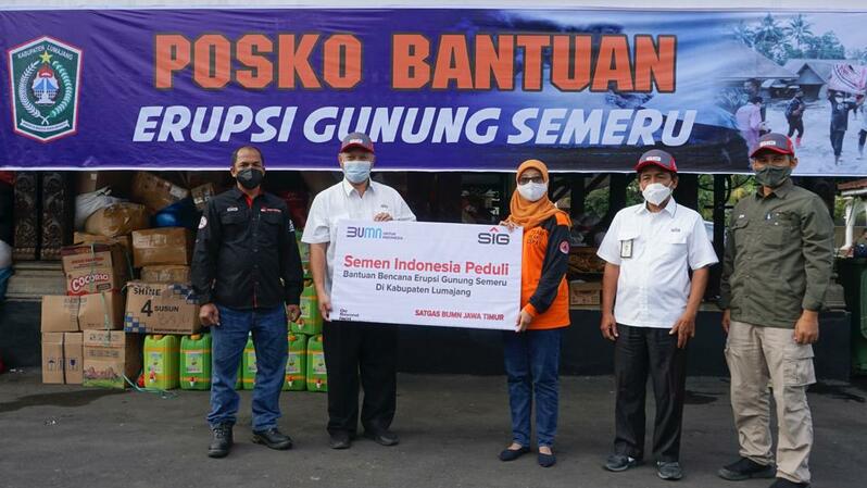 SM of Public Relation & CSR SIG, Setiawan Prasetyo (kedua kiri) menyerahkan bantuan bahan makanan dan perlengkapan kepada Kepala Sub Bidang Logistik BPBD Kabupaten Lumajang, Lusiyanti (ketiga kanan) di Pendopo Aria Wiraraja pada Selasa (7/12).