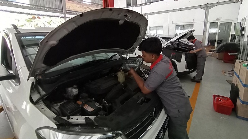 Mekanik melakukan perawatan mobil di sebuah bengkel mobil di Ciputat, Tangerang Selatan, Banten, Senin (13/12/2021). Foto ilustrasi: BeritaSatu Photo/Mohammad Defrizal