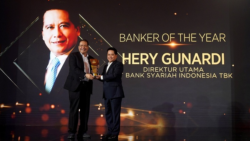 Direktur Utama PT Bank Syariah Indonesia Tbk, Hery Gunardi (kanan) saat menerima penghargaan sebagai Banker of The Year dalam ajang CNBC Indonesia Awards 2021 yang diserahkan oleh Chairman CT CORP, Chairul Tanjung (kiri) di Jakarta, Selasa (14/12).