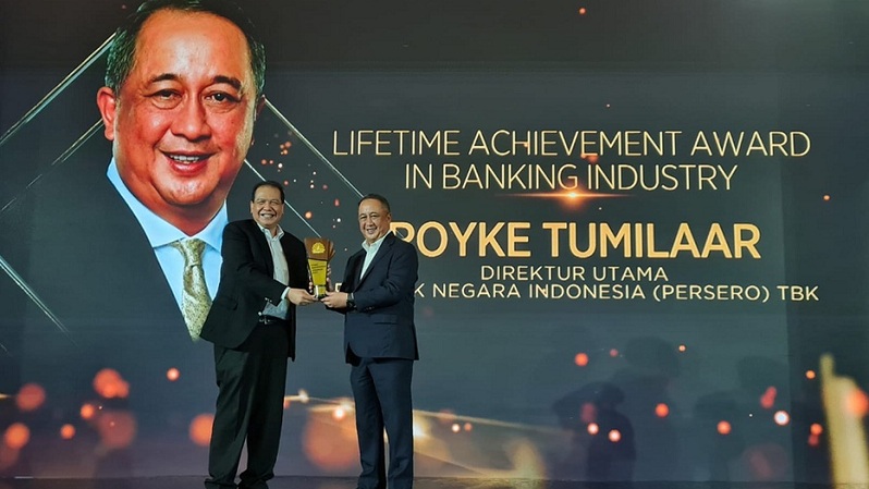 Dirut BNI Royke Tumilaar menyabet dua penghargaan atas Lifetime Achievement Award in Banking Industry dari CNBC Indonesia dan Top 100 CEO 2021 Infobank.