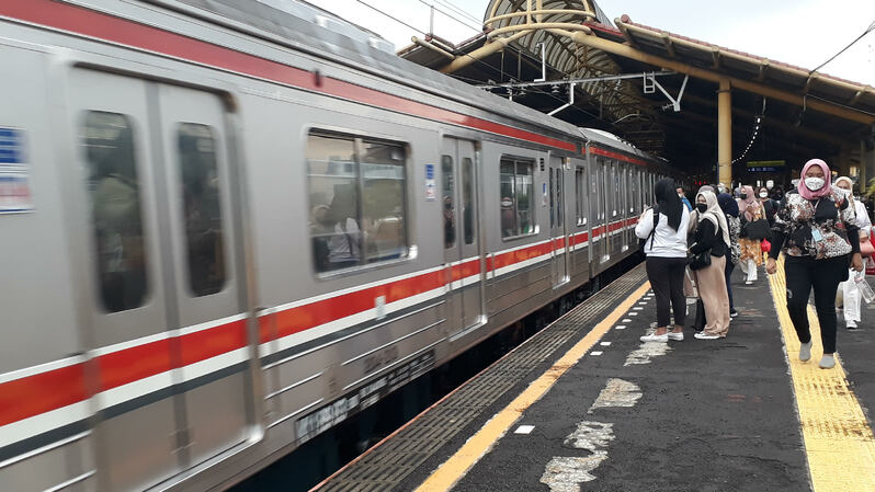 Pengguna KRL Jakarta Kota-Cikarang menunggu di Stasiun Gondangdia, Jumat, 17 Desember 2021 petang.
